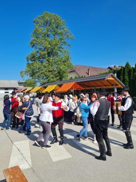 Za  veselo vzdušje na tržnici so poskrbeli člani KD Folklora Cerklje